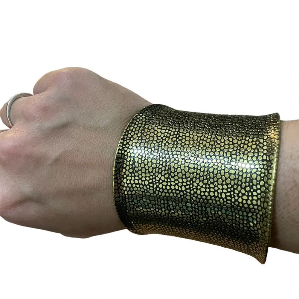Textured gold cuff - Picture 3 of 3